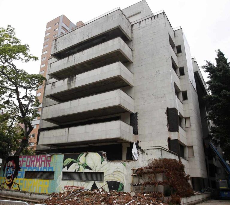 Medellín se deshace del edificio Mónaco, símbolo del poder de Pablo Escobar