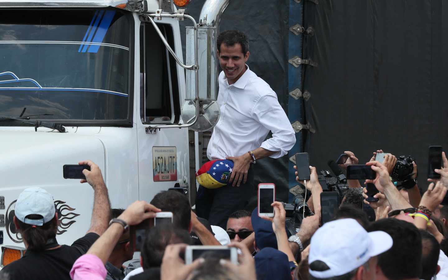 Juan Guaidó se sube a un camión en Cúcuta (Colombia).