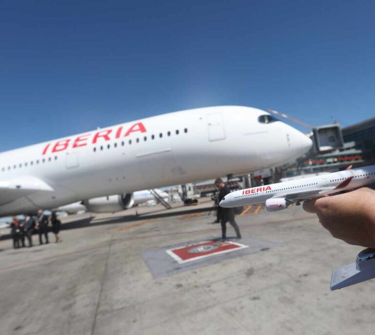 Iberia abre un corredor aéreo permanente con China para traer material sanitario