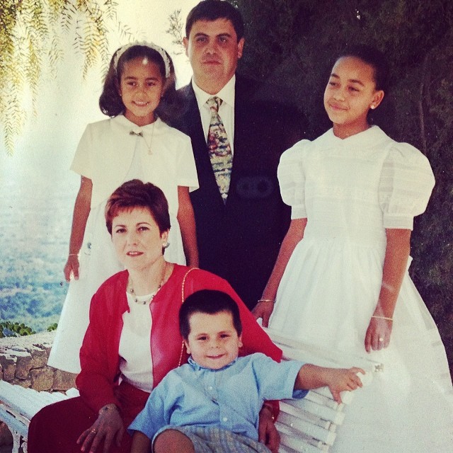 Inma Zanoguera, arriba a la izquierda, junto a sus padres de acogida y sus hermanos Aisa y Adriá.