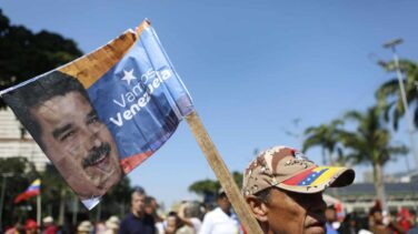 Maduro adelanta legislativas y avisa: "Si quieres paz, prepárate para defenderla"