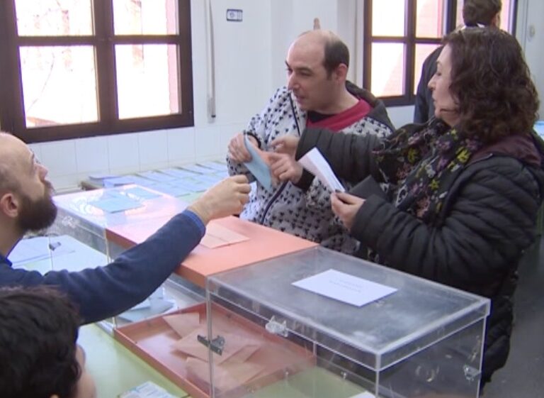 Más de 300 de personas participan en un simulacro de elecciones en Madrid