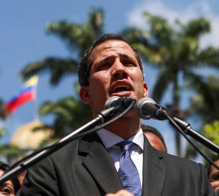 Guaidó anuncia una huelga de funcionarios para presionar a Maduro