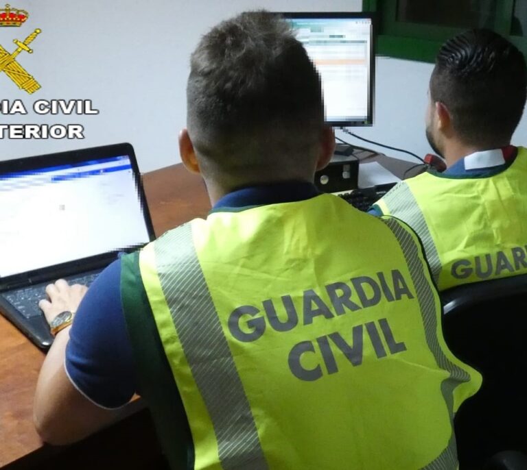 Siete días de suspensión a tres guardias civiles por poner el 'Cara al sol' en el cuartel