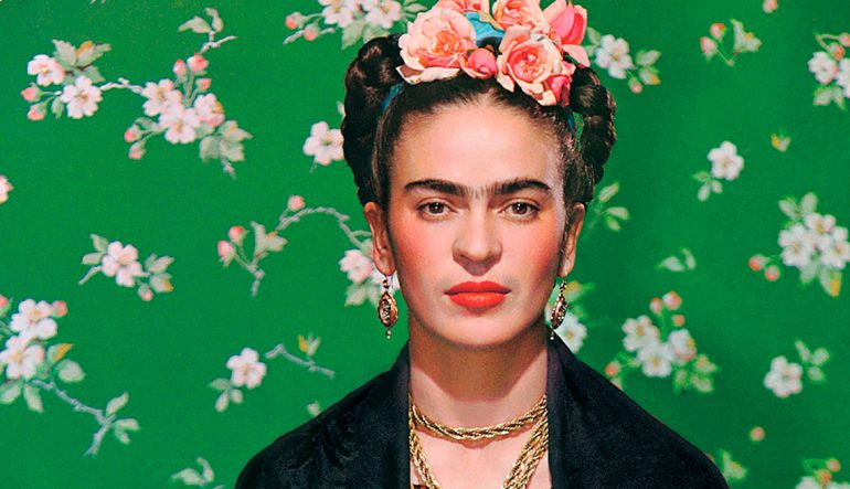 La artista mexicana Frida Kahlo sobre un fondo verde con flores