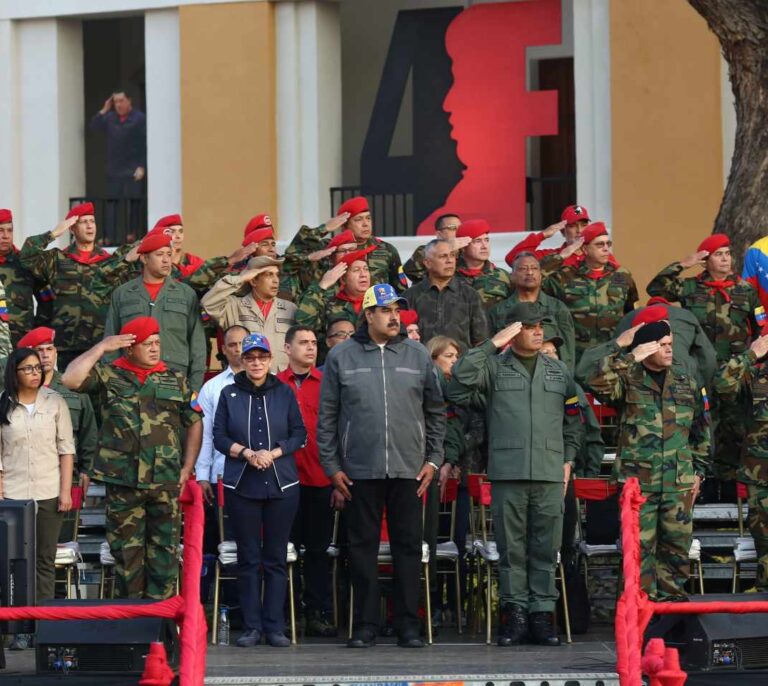 Estados Unidos tienta al alto mando militar venezolano para aislar a Maduro