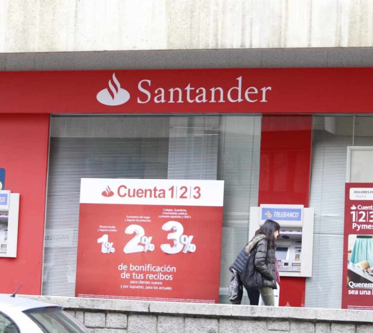 Santander alcanza un preacuerdo con los sindicatos tras rebajar el ERE a 3.223 empleos
