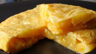 La mejor tortilla de patatas de España: poco hecha y con cebolla