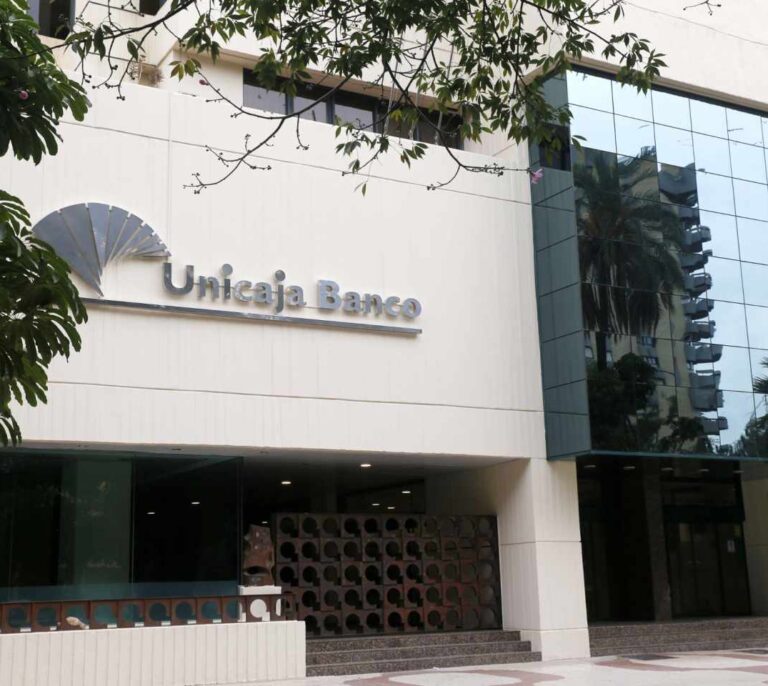 Santalucía compra por 318 millones de euros el 50% de los negocios que Unicaja tenía con Mapfre y Aegon