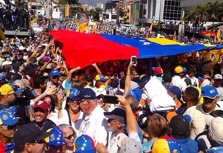 Guaidó, ante cientos de miles de venezolanos: "El cambio está cerca"