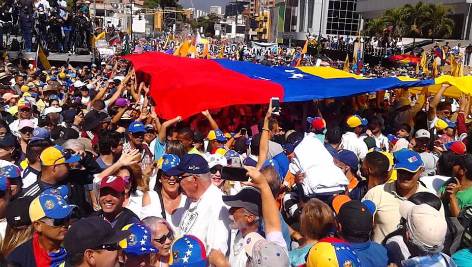 Decenas de miles de venezolanos se concentran contra Maduro en Caracas.