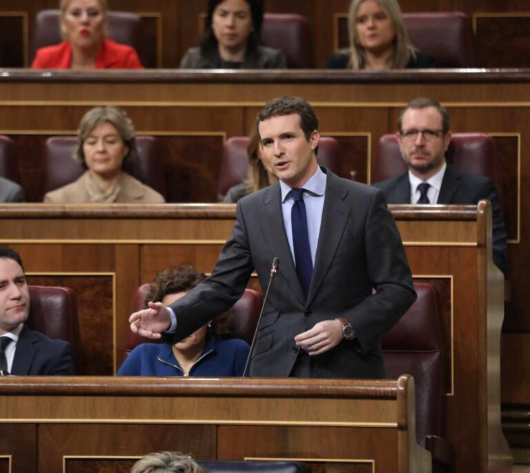 Casado a Sánchez: "Empaquete el colchón porque lo sacará de Moncloa en dos meses"