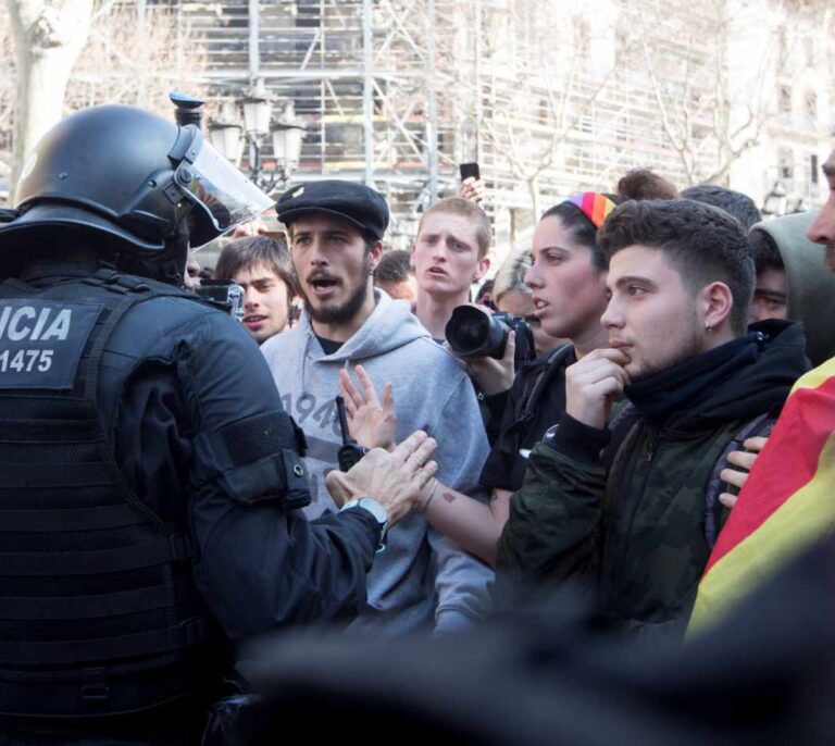 Primeros incidentes en el centro de Barcelona tras la manifestación independentista