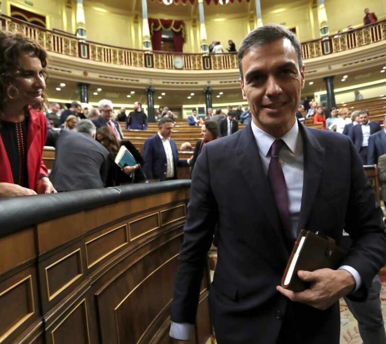 Sánchez acelera su campaña electoral: de la tumba de Azaña a su libro de 'resistencia'