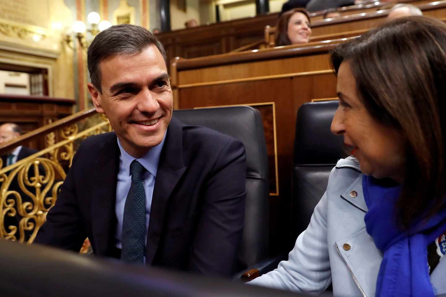 Pedro Sánchez, junto a la ministra de Defensa, Margarita Robles, en el Congreso de los Diputados.