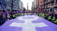 Símbolo feminista morado en una manifestación del 8M por el Día Internacional de la Mujer