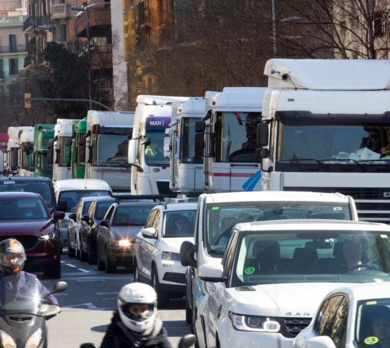 Los camioneros alertan de que un Brexit sin acuerdo creará colas de 1.000 kilómetros en las fronteras