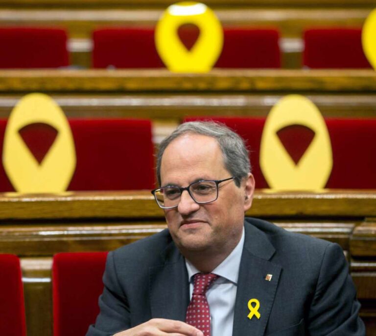 El defensor del pueblo catalán recomienda a Torra retirar los lazos amarillos de edificios públicos