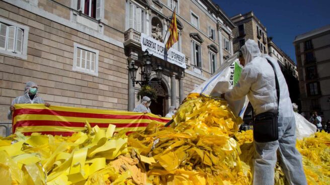 Antiindependentistas vuelcan ante el Palau de la Generalitat miles de lazos