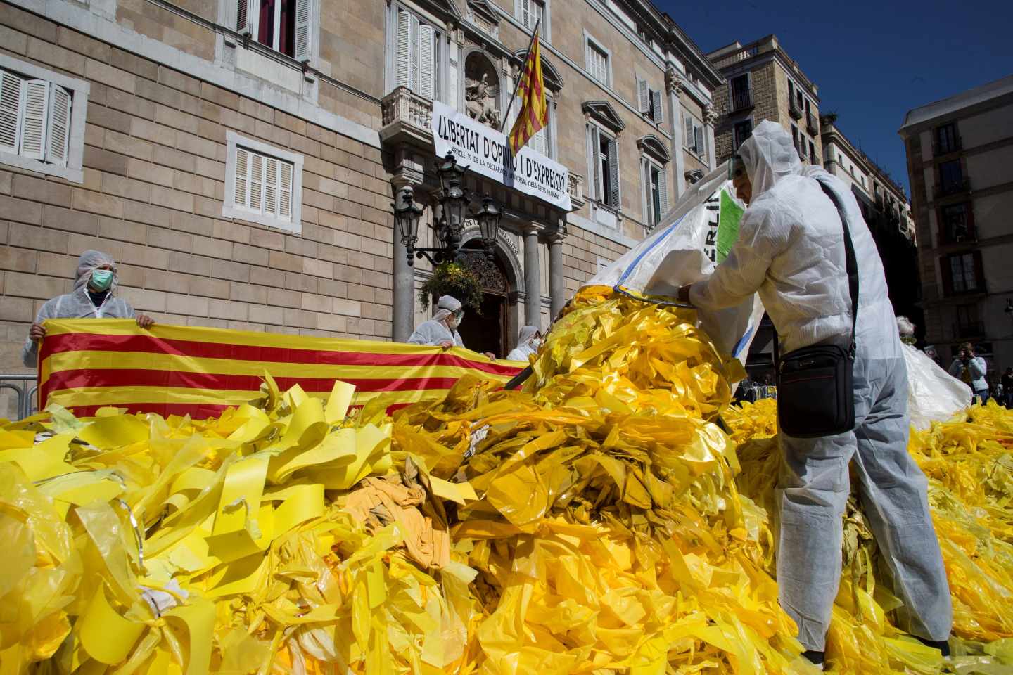 Protesta con lazos amarillos.