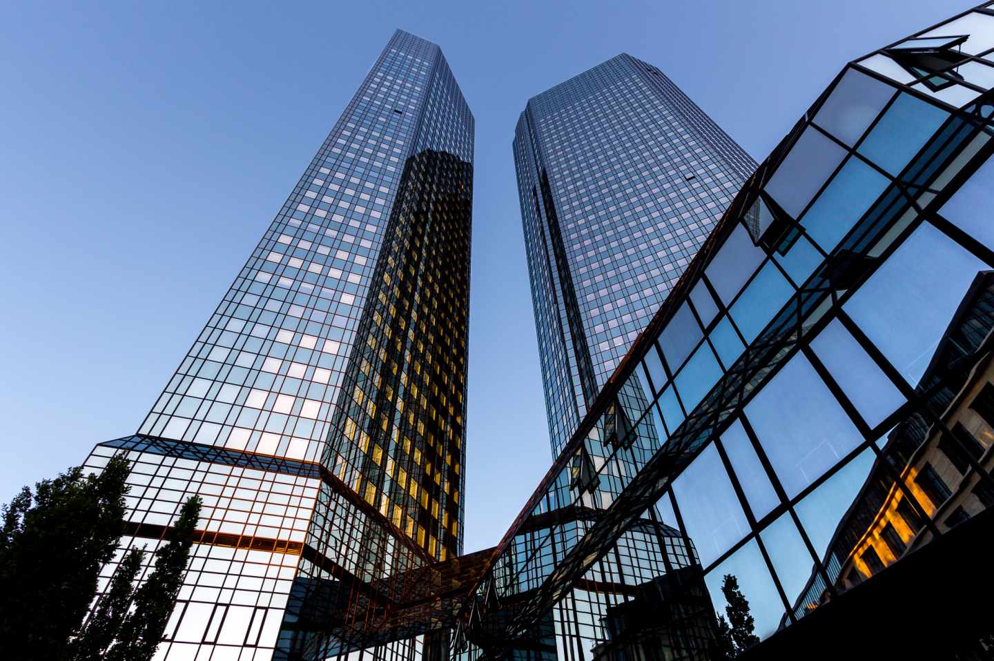 Deutsche Bank y Commerzbank se disparan en bolsa tras reconocer que negocian su fusión.