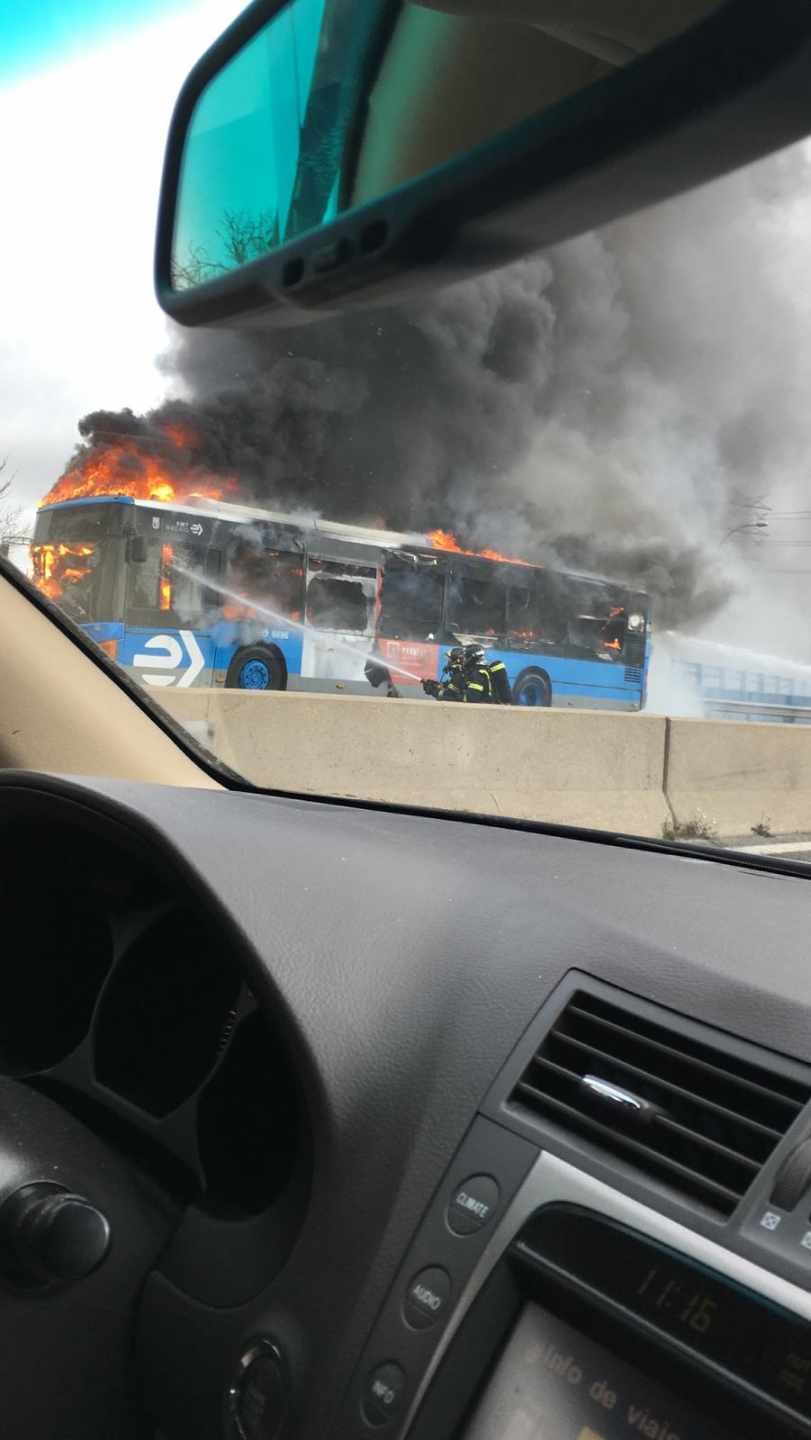 Arde un autobús en el nudo de Manoteras (Madrid)