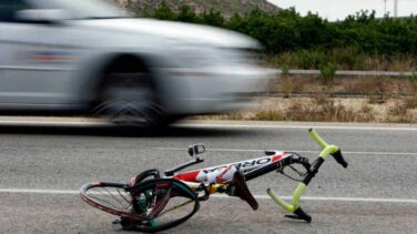 Muere un ciclista de 40 años al colisionar con tres coches en Fuengirola (Málaga)