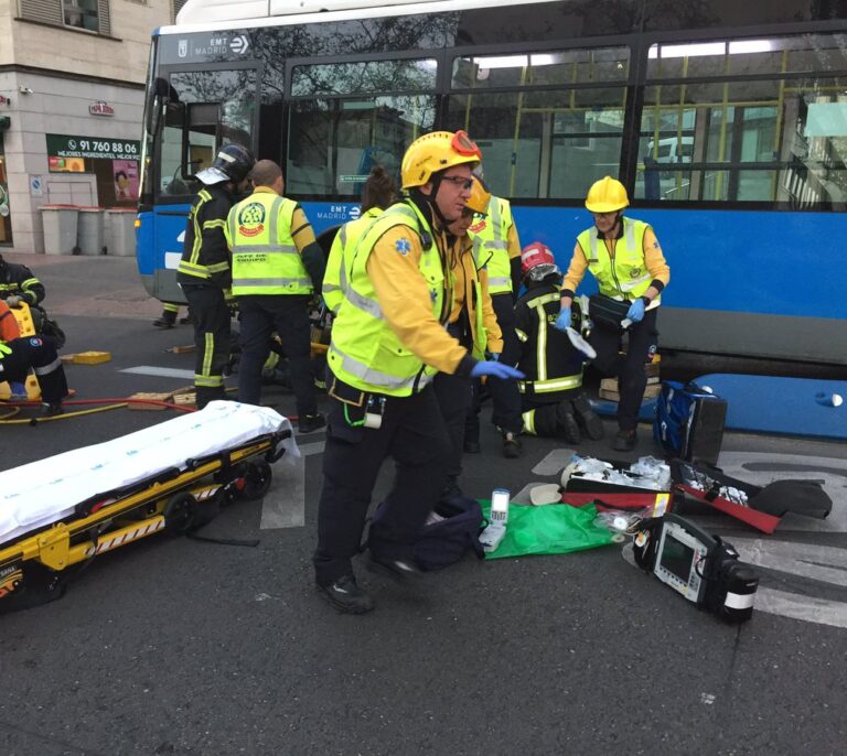 Herida grave una joven de 22 años atropellada por un autobús de la EMT