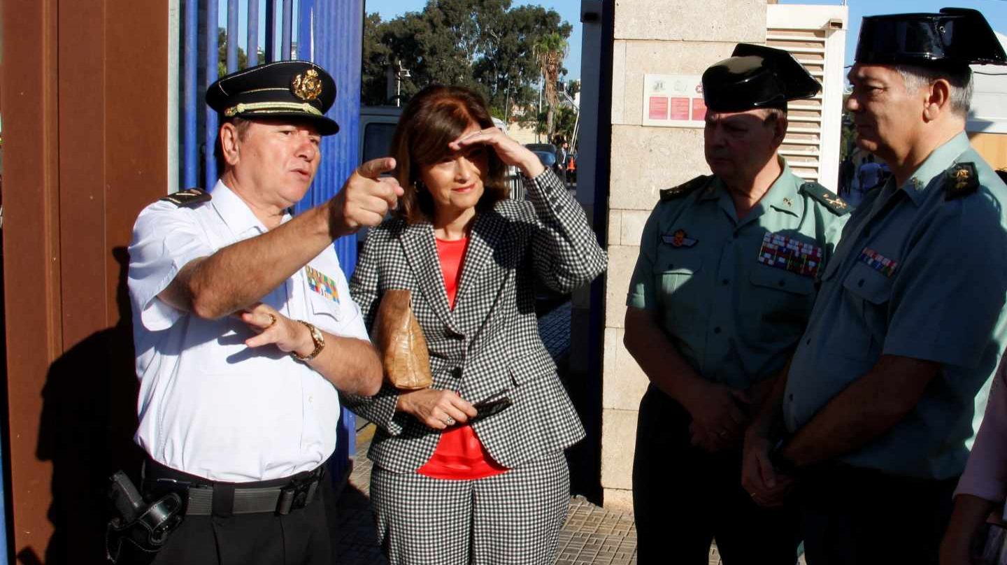 La secretaria de Estado de Seguridad, Ana Botella, departe con mandos policiales y de la Guardia Civil durante una visita a Melilla.