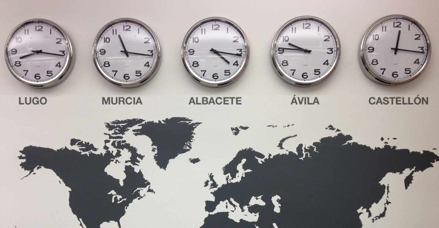 Relojes imaginarios marcando la hora en distintas provincias