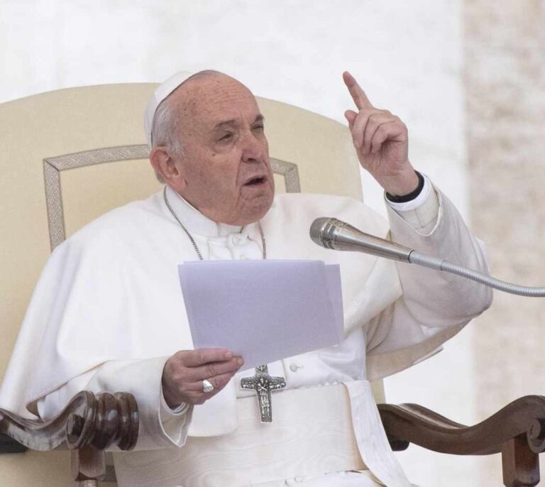 El Papa Francisco, obligado a bendecir sentado: "Esta pierna no es buena, no funciona"