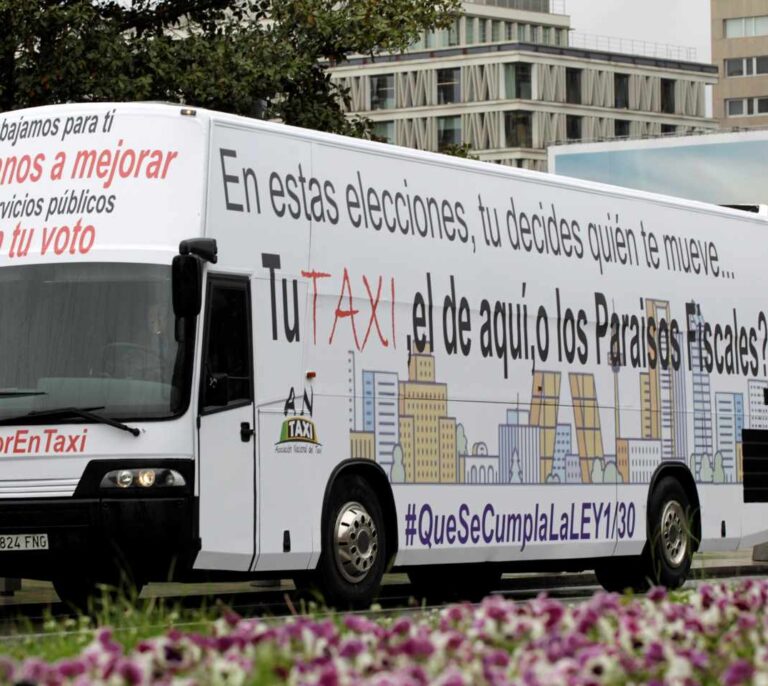Los taxistas madrileños fletan un autobús para pedir el voto para Podemos