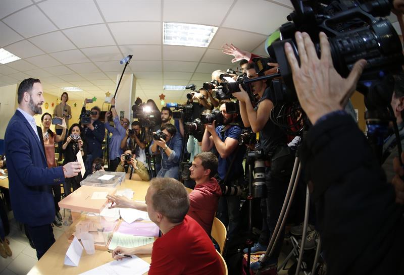 El presidente de Vox, Santiago Abascal, votando este domingo en Madrid.
