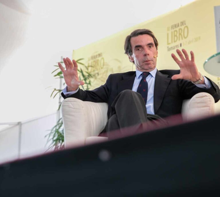 Tezanos se apoya en Aznar para defender la cita electoral del 14-F