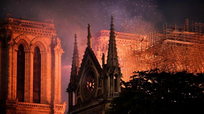 Arde Notre-Dame, el corazón de Francia y de Europa