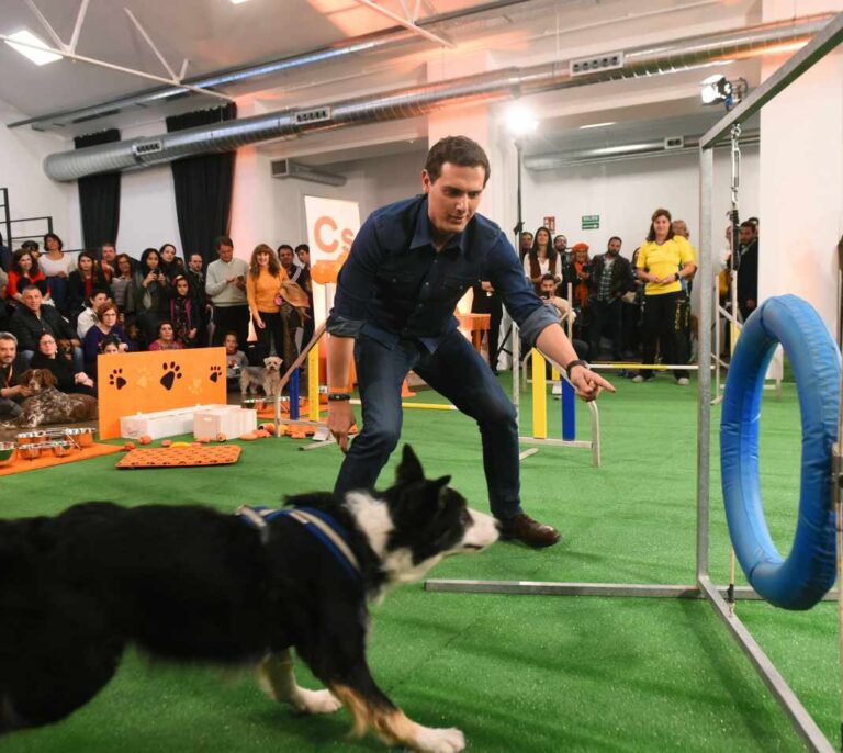 Iglesias y Rivera llevan a perros a sus actos para disputar el voto animalista de PACMA