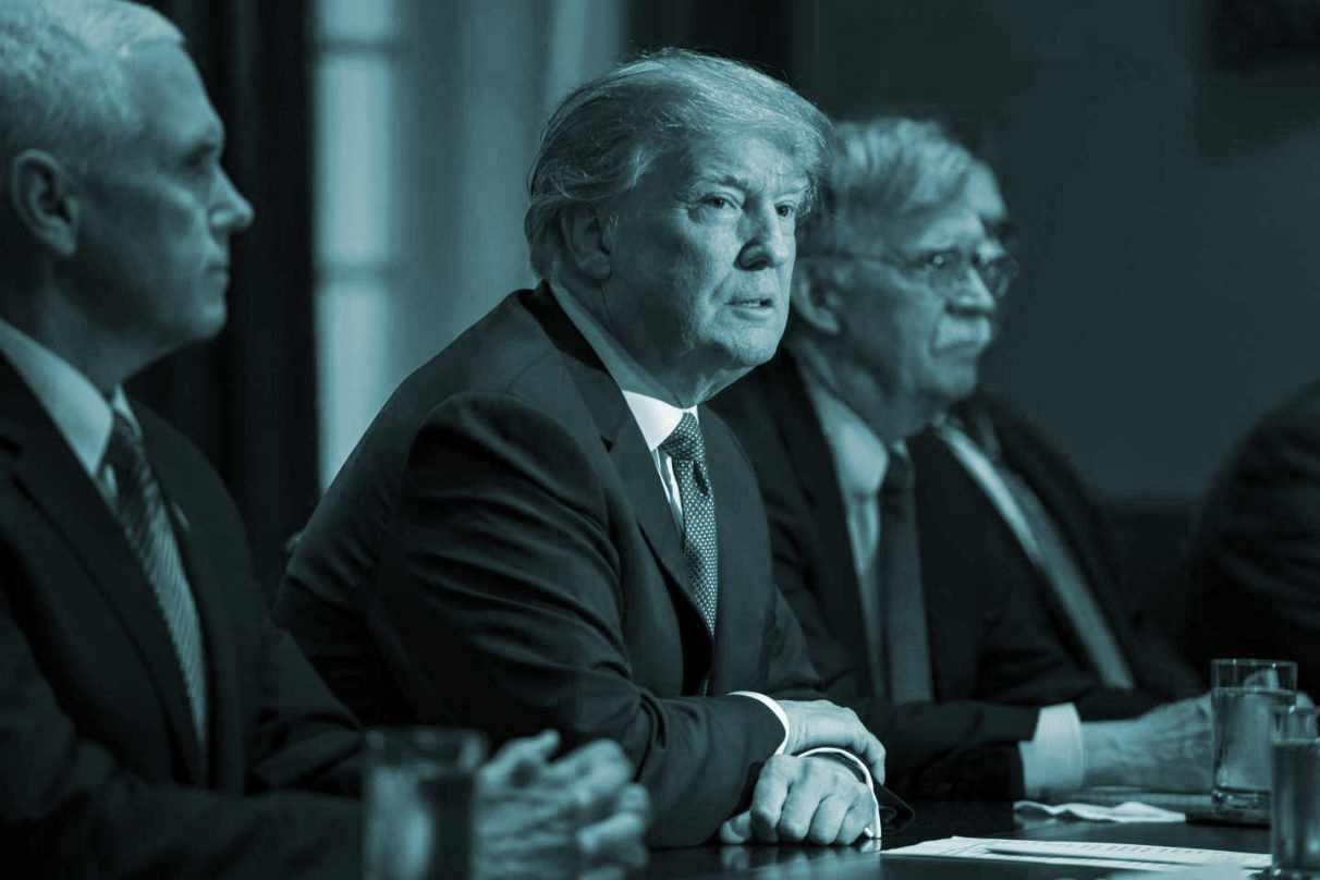 Donald Trump con sus asesores en Siria.
