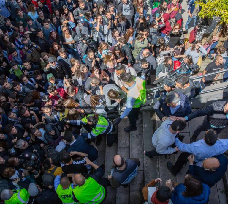 Escrache a Cayetana Álvarez de Toledo en un acto en la Autónoma de Barcelona