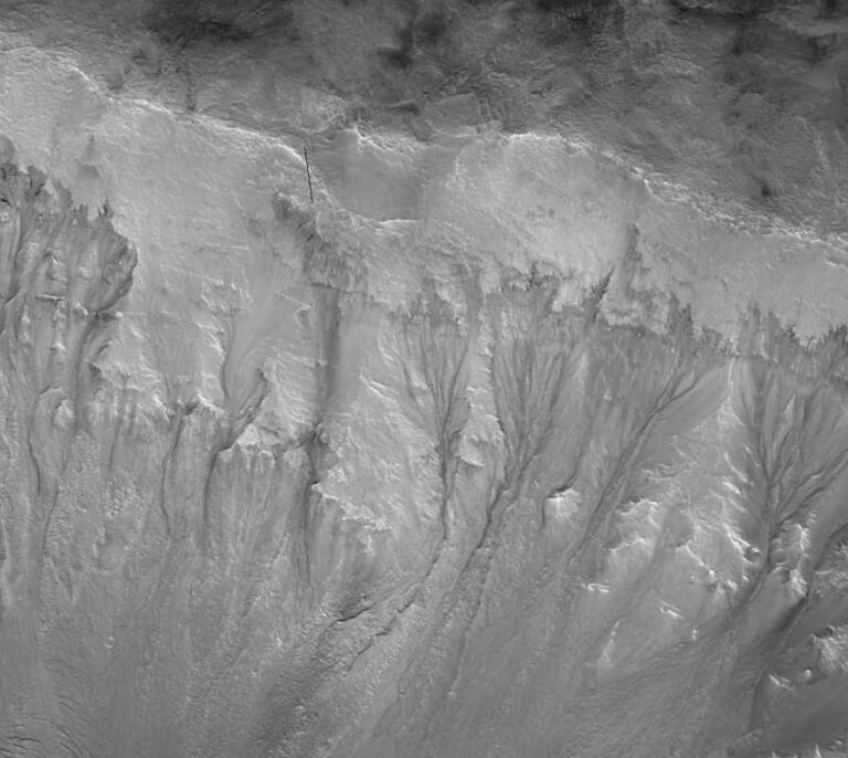 Nuevos indicios de extensiones de agua líquida bajo el suelo de Marte
