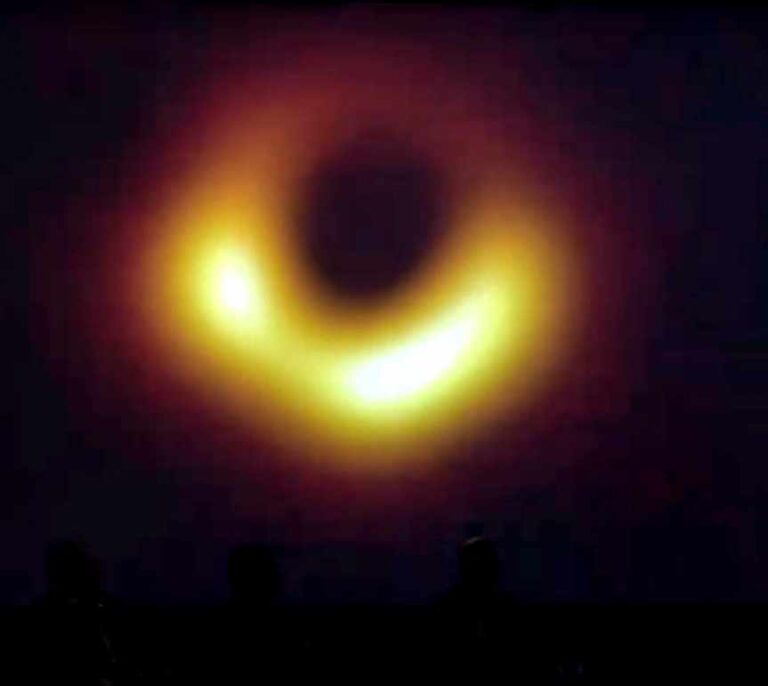 La primera 'foto' de un agujero negro hace brillar a Einstein