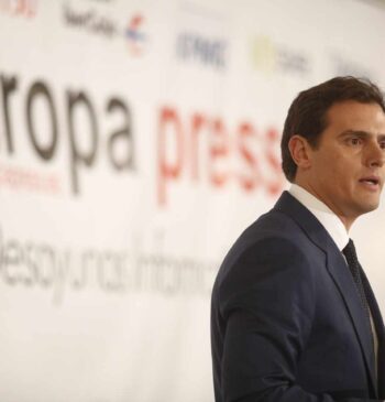 Albert Rivera insiste a Casado en gobernar juntos tras el 28-A: "Ánimo [...]