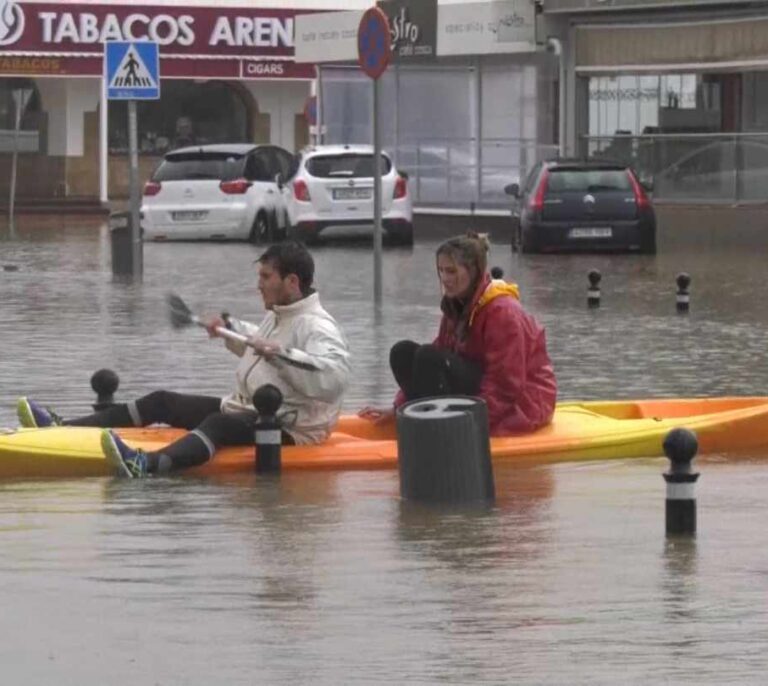 En canoa por las calles de Jávea: las imágenes que deja el temporal en el Mediterráneo