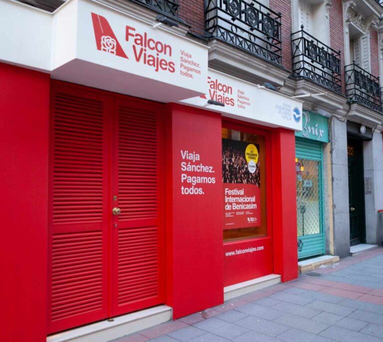 El PP instala la agencia 'Falcon Viajes' en plena calle Ferraz para mofarse de Sánchez