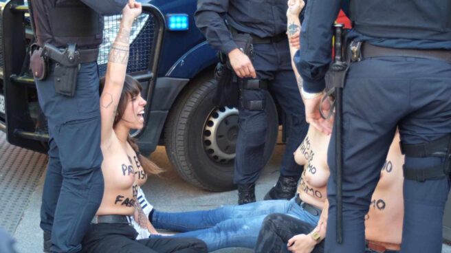 Activistas de Femen intentan reventar el mitin de Vox en Colón
