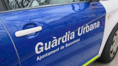 Dos guardias urbanos de Barcelona salvan la vida a un bebé que se asfixiaba