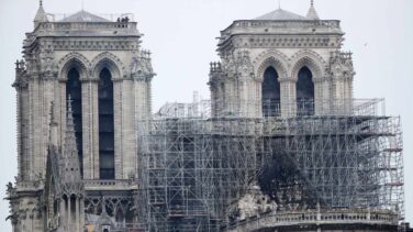 Los bomberos logran extinguir el fuego y Francia investiga ya las causas del incendio