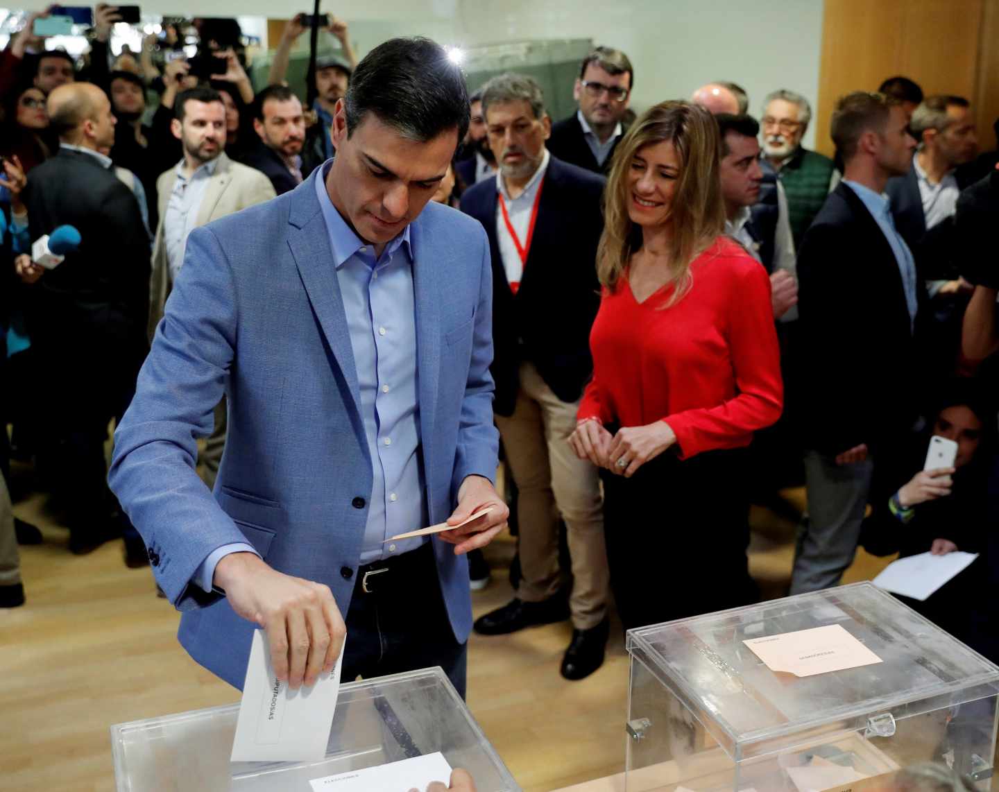 Pedro Sánchez, votando este domingo junto a su mujer.