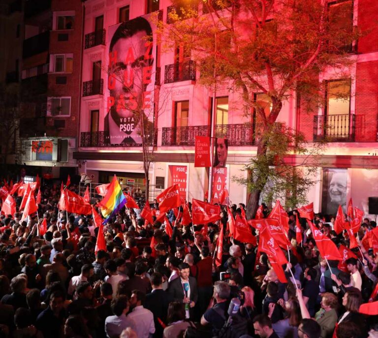 "¡Viva España y viva el socialismo!": Fiesta en Ferraz tras la victoria del PSOE