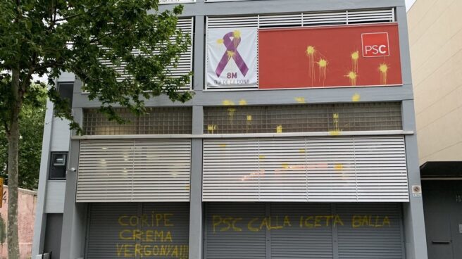 La sede del PSC amanece con pintadas amarillas y al muñeco de Puigdemont
