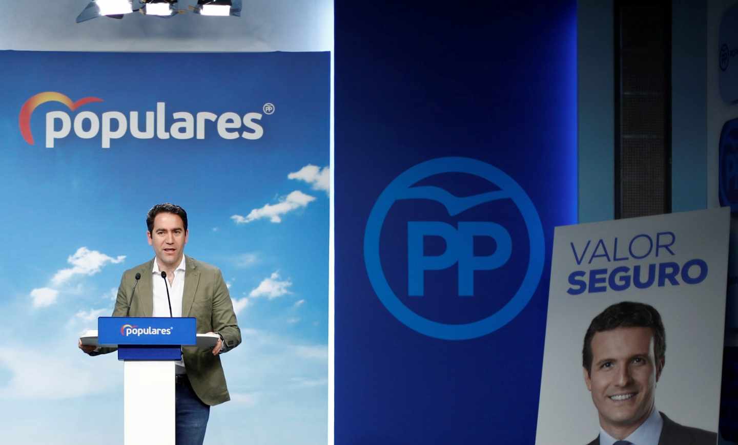 Teodoro García Egea, secretario general del PP, en una rueda de prensa junto a un cartel de Pedro Casado.